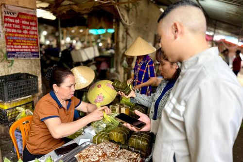 Chợ quê đông nghịt người sắm Tết, tiểu thương bán không kịp nghỉ tay