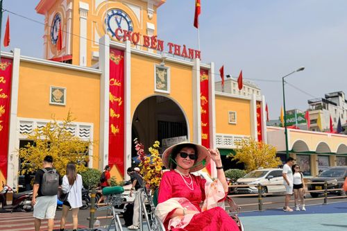 Người dân TP.HCM nô nức xuống phố du xuân, đón Tết cận kề