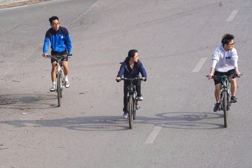 Ngày đầu nghỉ Tết, Hà Nội vắng xe, người dân thong dong dạo phố