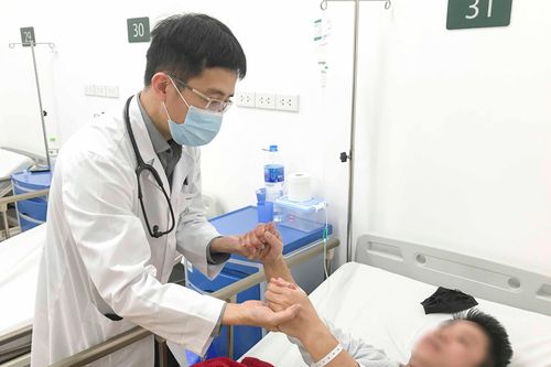 Đừng để đột quỵ tăng vọt vì dọn nhà gắng sức, ăn uống quá đà dịp Tết