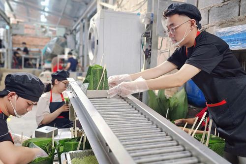Bên trong xưởng bánh chưng làm bằng máy ở TP.HCM