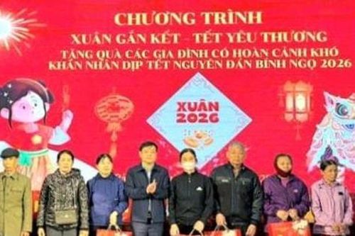 Bát Tràng lan tỏa Xuân yêu thương