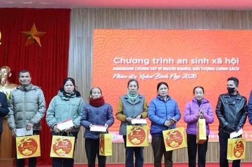 Xuân Mai chăm lo Tết cho người yếu thế
