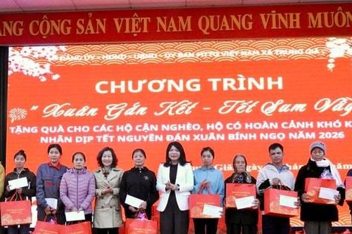 Xã Trung Giã trao tặng 300 suất quà Tết cho hộ gia đình khó khăn