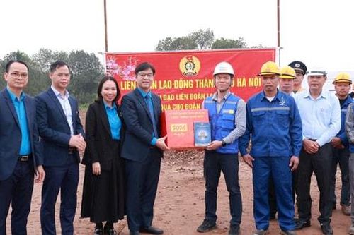 Hà Nội: Tặng quà người lao động làm việc xuyên Tết tại công trình trọng điểm