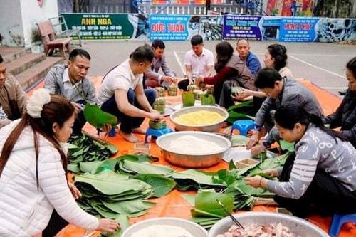 Trao quà Tết cho hộ nghèo, hoàn cảnh khó khăn tại xã Tây Phương
