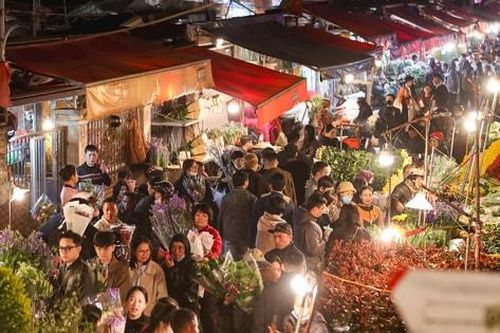 Chợ hoa lớn nhất miền Bắc nhộn nhịp suốt đêm cận Tết