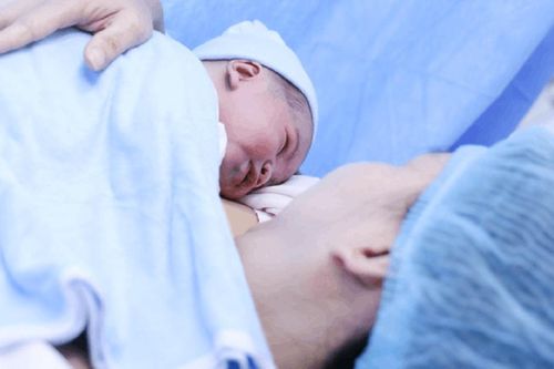 Mẹ ung thư cổ tử cung khi mang thai quyết giữ con, em bé ra đời khỏe mạnh ngày giáp Tết
