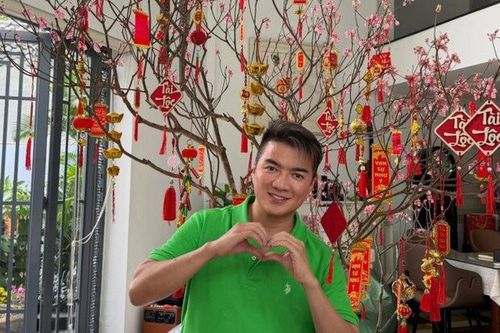 Cành đào chuông Yên Tử lạ mắt 'vượt ngàn trùng' đến tay Đàm Vĩnh Hưng