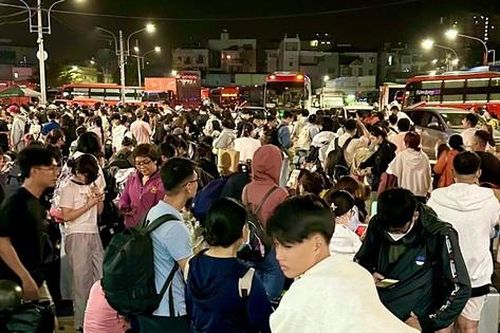 Hàng nghìn người dân vạ vật ở bến xe đông nhất TPHCM chờ xe về quê ăn Tết