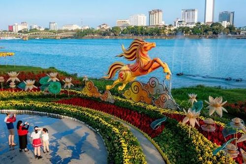 Ngắm linh vật ngựa tại Hội Xuân Huế 2026