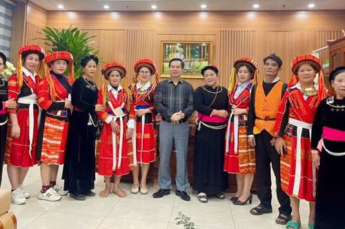 Có anh về, bản làng ấm lửa