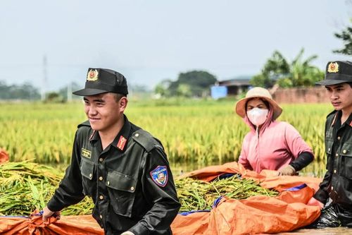 Người chiến sĩ đi vào rốn lũ