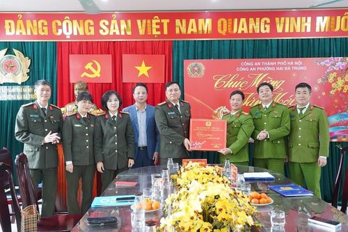 Lãnh đạo CATP Hà Nội kiểm tra công tác ứng trực và chúc Tết Công an cơ sở