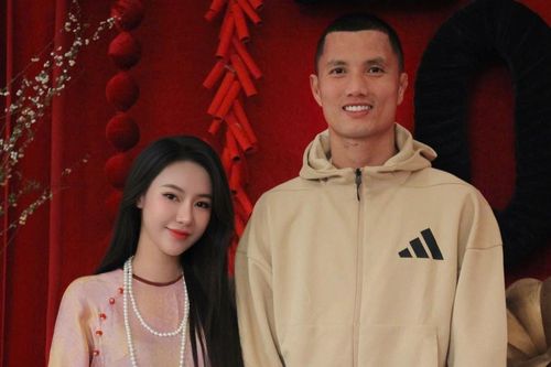 Vợ chồng thủ môn Đình Triệu đón 'chiến mã' trong năm Bính Ngọ