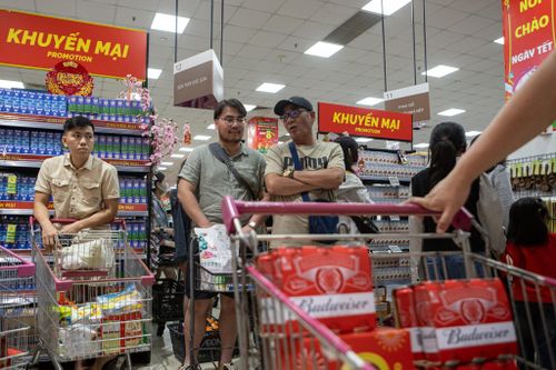 Khách đổ về siêu thị TP.HCM sắm Tết, đông gấp 4 lần ngày thường