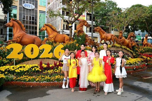 Đường hoa nghệ thuật TP. Cần Thơ phục vụ người dân đến Mùng 5 Tết