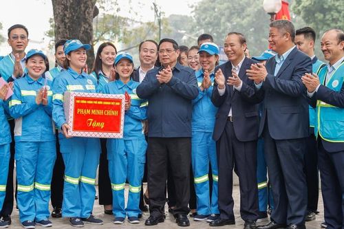 Thủ tướng thăm hỏi, động viên công nhân vệ sinh môi trường tại Thủ đô Hà Nội