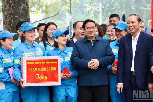 Thủ tướng Phạm Minh Chính thăm, động viên, chúc Tết công nhân vệ sinh môi trường ở Hà Nội