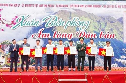 Mang Tết đến cho đồng bào các dân tộc vùng biên giới