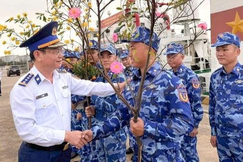 Nơi mùa xuân neo lại giữa biển xa
