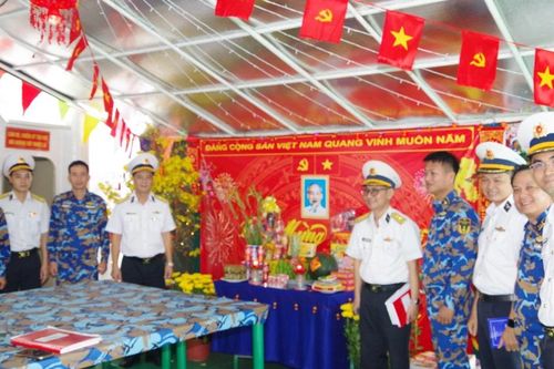 Giữa trùng khơi, xuân vẫn ấm