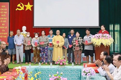 Đồng Tháp: Trao quà Tết tặng bệnh nhân có hoàn cảnh khó khăn tại bệnh viện