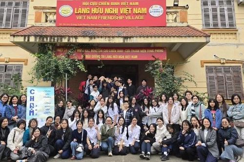 'Chạm' vào lịch sử bằng trái tim người trẻ