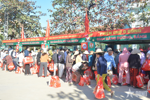 Ấm áp 'Phiên chợ 0 đồng' nơi vùng lũ Bắc Nha Trang