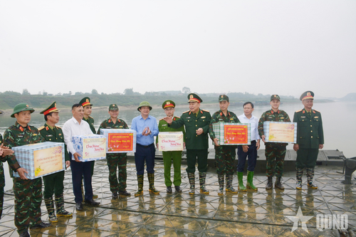 Trung tướng Lê Quang Đạo động viên lực lượng bắc cầu phao qua sông Lô