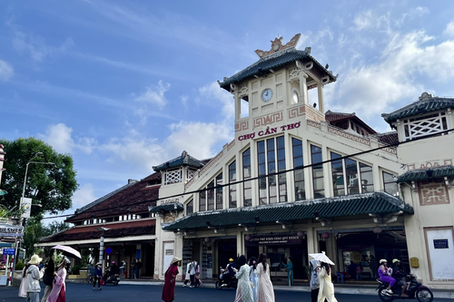 Không khí Tết rộn ràng qua những điểm check-in hút giới trẻ ở Cần Thơ