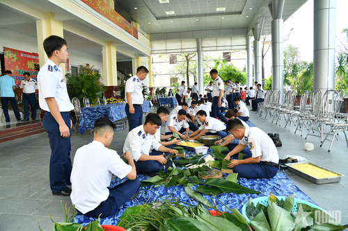 Hội thi 'Bánh chưng xanh' gìn giữ hồn Tết Việt, bồi đắp bản lĩnh người lính biển