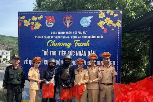 CSGT Quảng Ngãi tiếp sức người dân về quê đón tết
