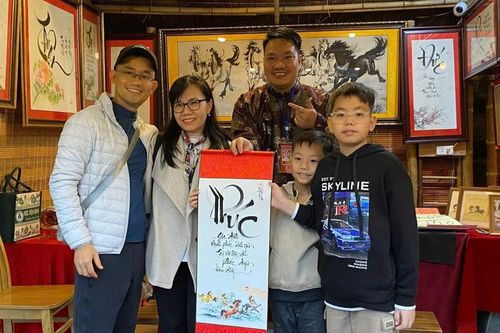 Hội chữ Xuân Văn Miếu 2026 hút khách xin chữ ngày cận Tết
