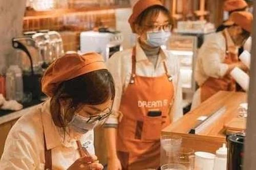 Làm thêm dịp Tết: Câu chuyện mưu sinh của sinh viên và người trẻ thành phố