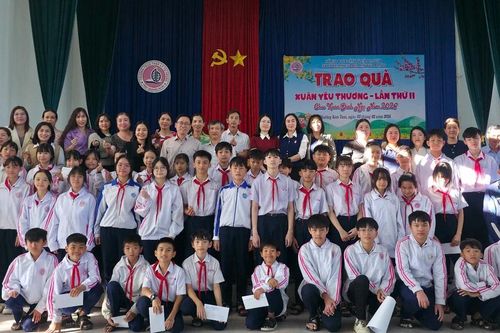 'Xuân yêu thương' trao hàng trăm suất quà đến học sinh, người dân khó khăn