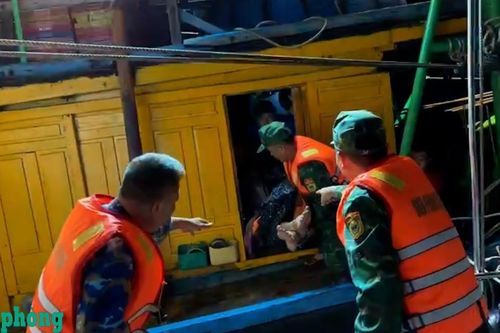 Bộ đội Biên phòng thành phố Đà Nẵng cứu nạn thuyền viên bị tai nạn trên biển