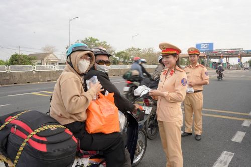 Cảnh sát giao thông Cà Mau 'tiếp sức' người dân về quê đón Tết