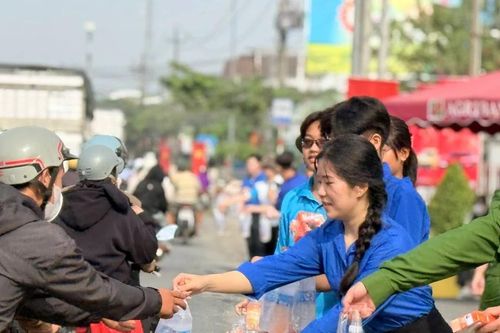 Trạm dừng chân nghĩa tình tiếp sức bà con về quê ăn Tết