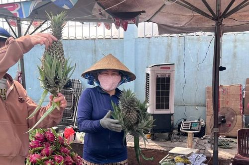 Sát Tết, trái cây 'đội giá' vẫn bán chạy như tôm tươi
