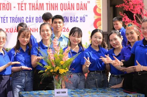 Xuân về trên điểm cao ra đa