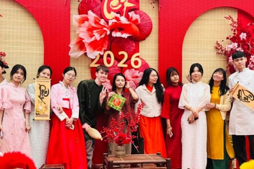 Du học sinh quốc tế mê xin chữ, mặc áo dài đón Tết Việt