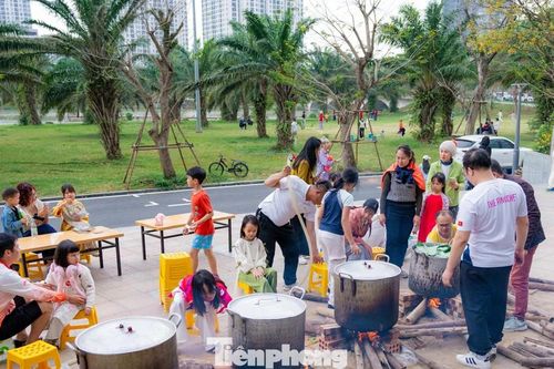 Cảnh cư dân góp gạo gói bánh chưng, 'giữ lửa' Tết xưa giữa phố thị