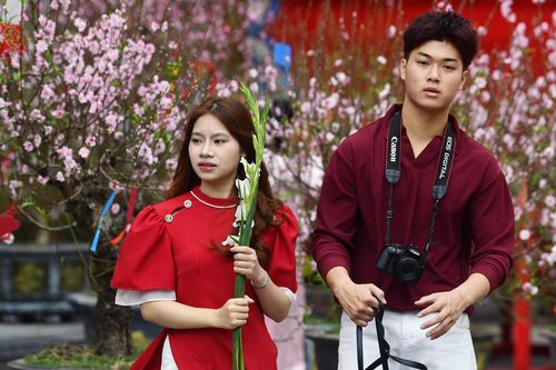 Giáp Tết, dòng người nườm nượp đổ về Hồ Gươm, phố cổ Hà Nội
