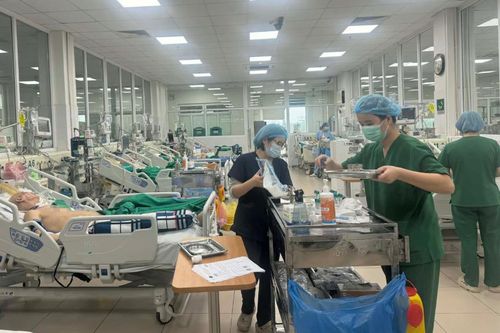 Nơi cấp cứu 'căng như dây đàn', không nghỉ Tết và những 'lì xì' đặc biệt