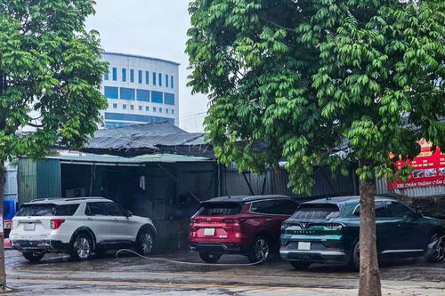 Giá rửa xe ngày cận Tết tăng kỷ lục, 500.000 đồng/lượt cho Mercedes, BMW