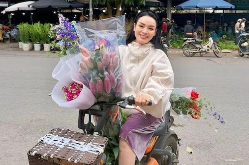 Kim Lý tình tứ hôn vợ Hồ Ngọc Hà, Phó giáo sư Tân Nhàn đi chợ quê sắm Tết