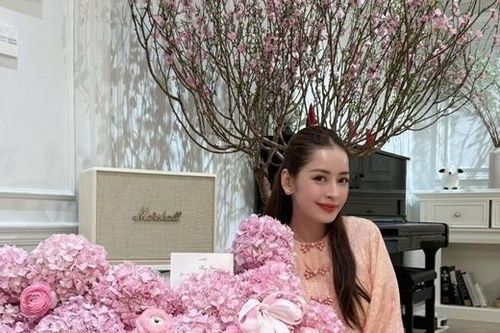 Biệt thự chục tỷ của NSND Trịnh Kim Chi và ca sĩ Chi Pu rực rỡ ngày Tết