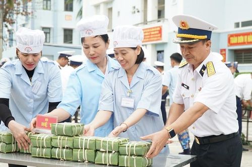 Sôi nổi Hội thi 'Gói bánh chưng xanh' tại Học viện Hải quân