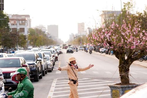Cảnh sát giao thông Nghệ An căng mình giữ nhịp giao thông ngày cận Tết